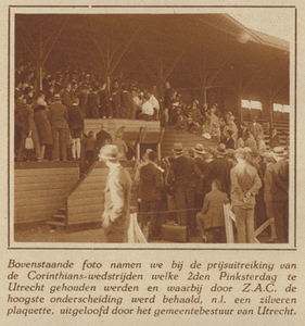 872557 Afbeelding van de prijsuitreiking van het Corinthians-voetbaltoernooi, dat op tweede pinksterdag in Utrecht is ...